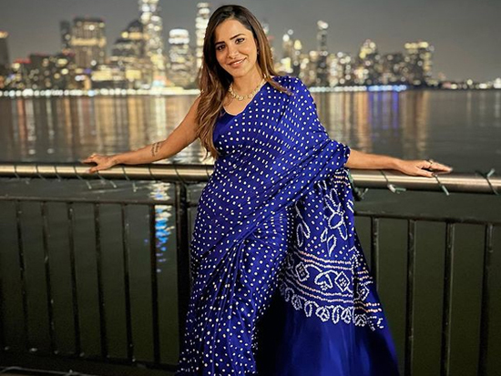 Amazing Ashu Reddy In Blue Saree